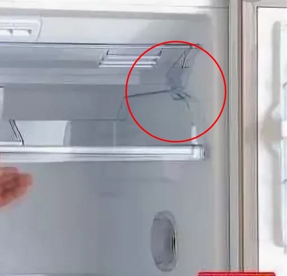 Из холодильника вынули закрытую крышкой. Морозилка холодильник Атлант задвижка. Фиксатор закрытия двери холодильник бош. Атлант м 7184-003 перевесить дверь. Холодильник Норд перевесить дверцу морозилки.